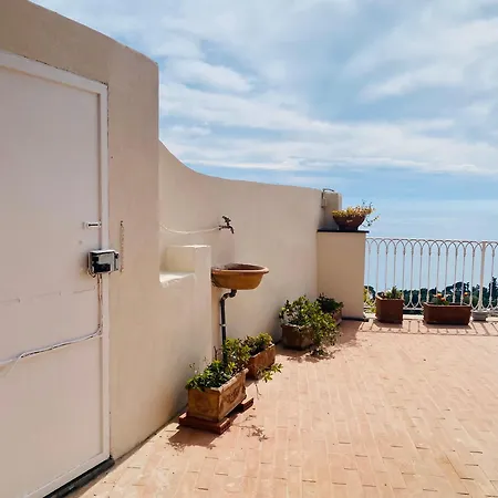 Beautiful Flat With Terrace And Sea View - Free Parking *